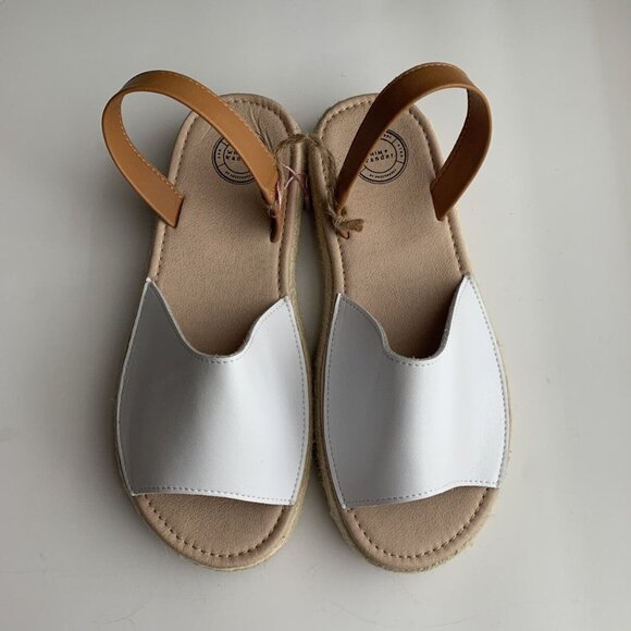 🆕 White Sandals Youth Size 4